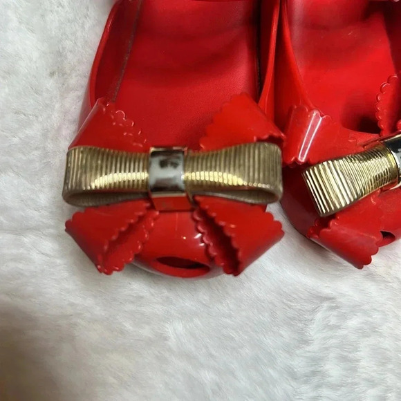 Red mini Melissa size 8 with gold bowl ￼ - Picture 4 of 4